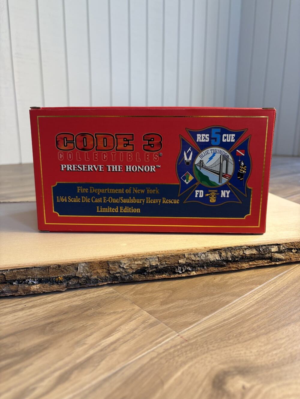 Code 3 FDNY Rescue 5 E-One Saulsbury Heavy Rescue 1:64 NIB COA Limited 5004